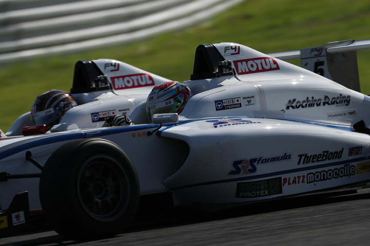 1コーナーで大湯都史樹をパスする角田裕毅