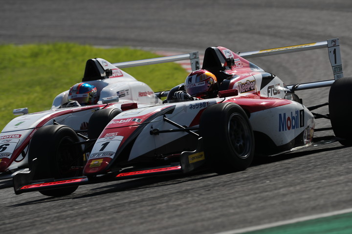 1コーナーで笹原右京をパスする宮田莉朋