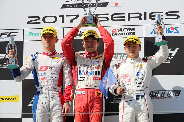 表彰式: 優勝・宮田莉朋（中央）、2位・笹原右京（左）、3位・角田裕毅（右）