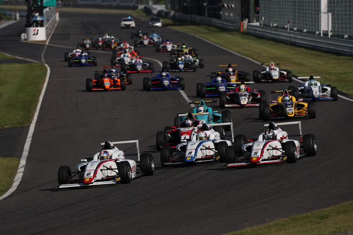 10周の決勝レースがスタートした