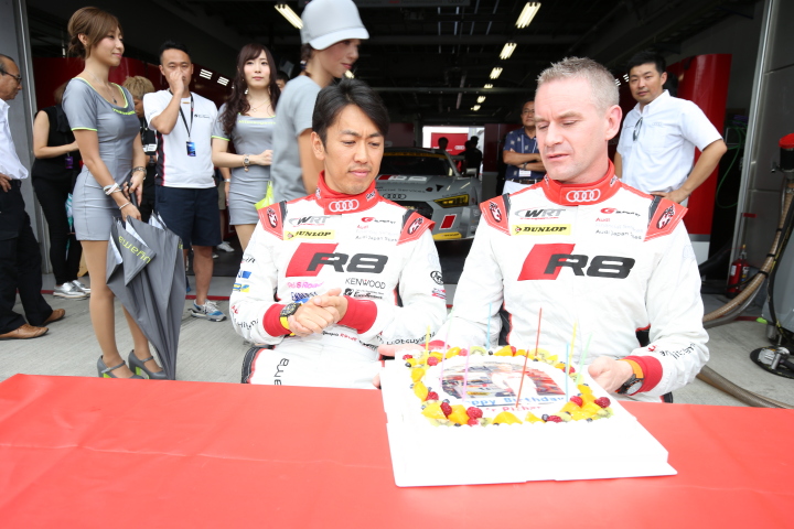 ピットウォーク: Audi Team Hitotsuyama、リチャード・ライアンの誕生パーティー