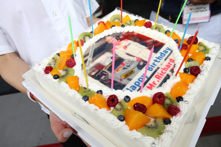 ピットウォーク: Audi Team Hitotsuyama、リチャード・ライアンの誕生パーティー