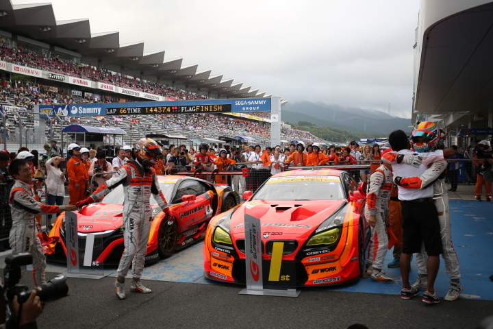 決勝レース: GT500クラスで優勝したARTA NSX-GTとGT300クラスで優勝したARTA BMW M6 GT3