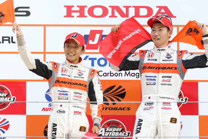 表彰式: GT500クラスで優勝した野尻智紀と小林崇志（AUTOBACS RACING TEAM AGURI）