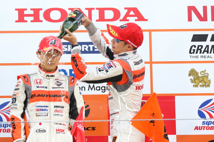 表彰式: シャンパンファイトはGT500ウィナーの野尻智紀と小林崇志（AUTOBACS RACING TEAM AGURI）