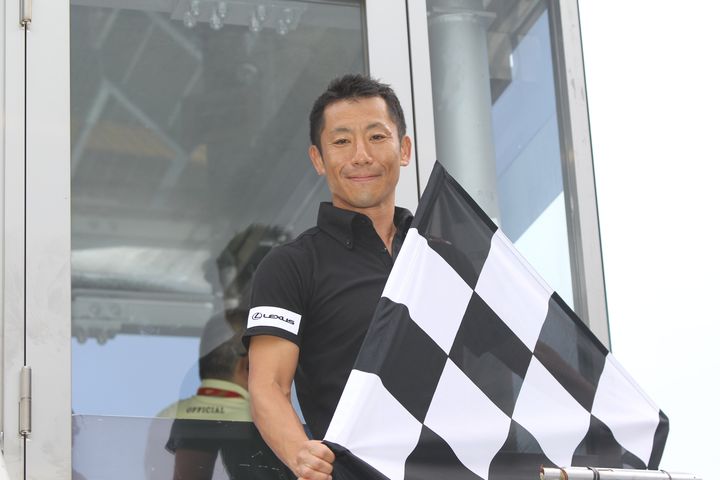 デモ飛行を行ったエアレースの室屋義秀氏が今回のチェッカーを振った