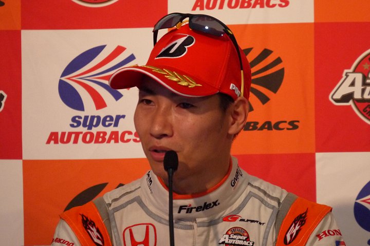 決勝記者会見: GT500クラス優勝の小林崇志（AUTOBACS RACING TEAM AGURI）