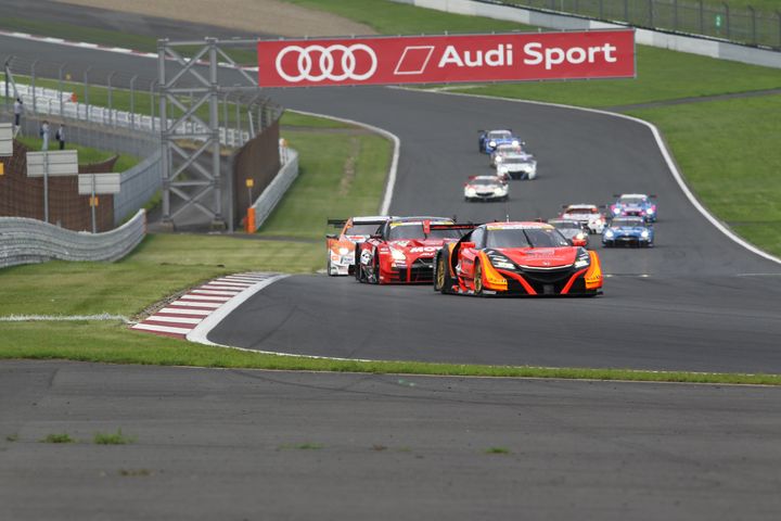 GT500クラスのスタートシーン