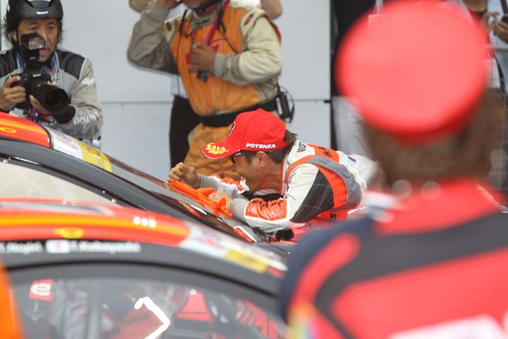 GT300クラス優勝車両に駆け寄る高木真一（AUTOBACS RACING TEAM AGURI）