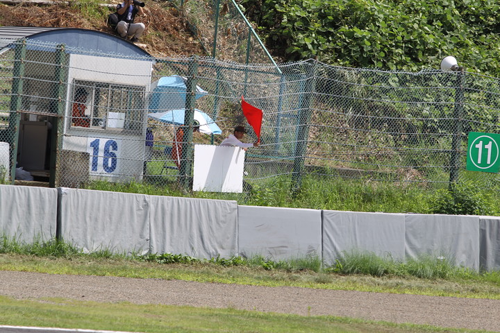 公式練習: セッションは赤旗のため一時中断した