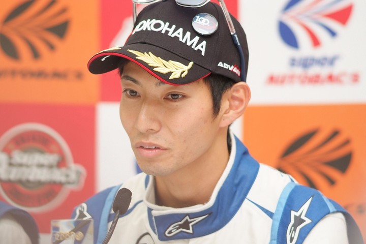 GT300クラスポールポジションの松井孝允（VivaC team TSUCHIYA）