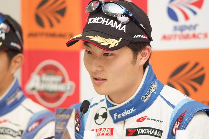 GT300クラスポールポジションの山下健太（VivaC team TSUCHIYA）