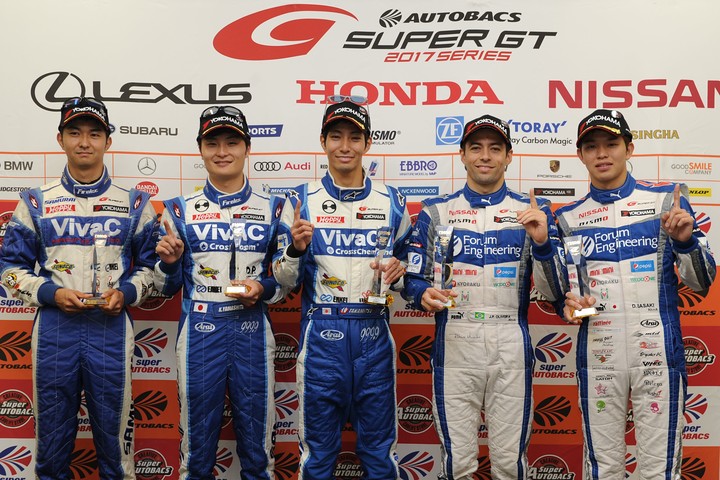 予選フォトセッション: 両クラスのポールシッター