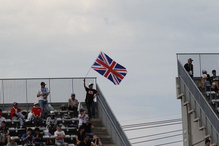 ジェイソン・バトンの母国、イギリスのユニオンジャックを振る観客