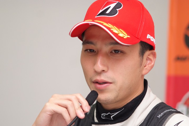 決勝記者会見: GT300クラスで優勝した蒲生尚弥（K2 R&D LEON RACING）