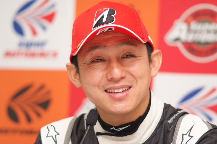 決勝記者会見: GT300クラスで優勝した黒澤治樹（K2 R&D LEON RACING）