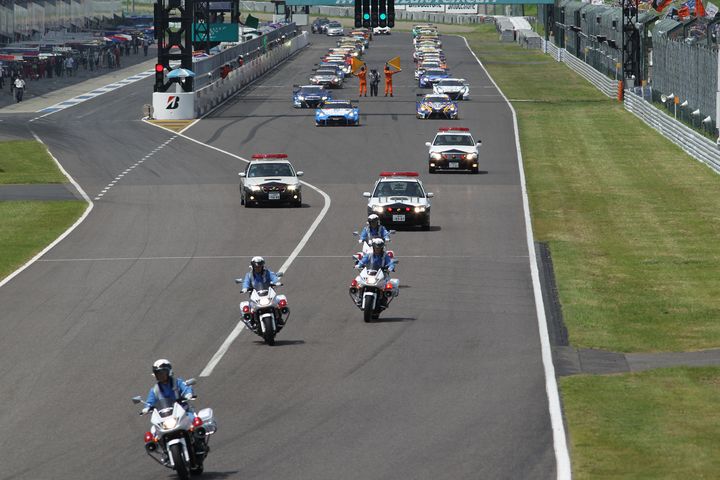 三重県警の白バイ・パトカー先導によりパレードラップが始まった