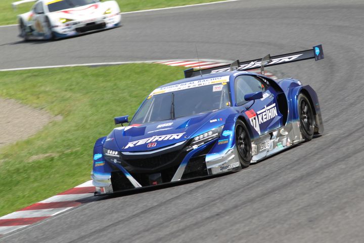 序盤GT500クラストップを快走する塚越広大／小暮卓史組（KEIHIN NSX-GT）