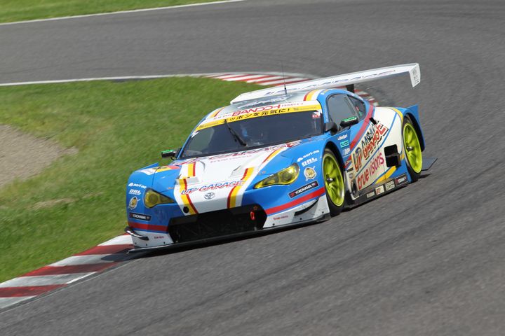 序盤GT300クラス2位に付けた中山友貴／川端伸太朗組（UPGARAGE BANDOH 86）