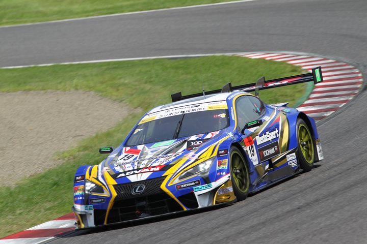 序盤GT500クラス2位に付けた関口雄飛／国本雄資／小林可夢偉組（WedsSport ADVAN LC500）
