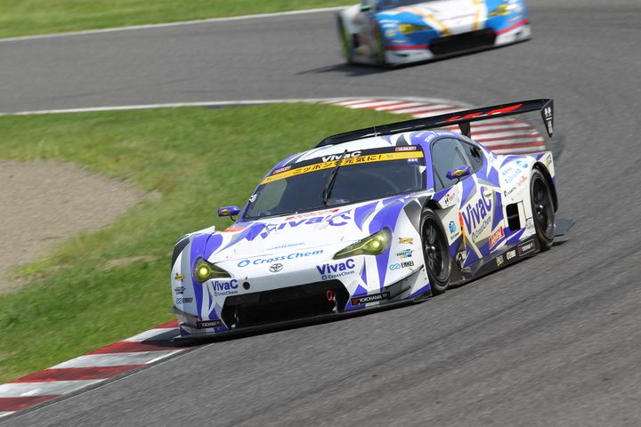 序盤GT300クラストップを快走する松井孝允／山下健太／近藤翼組（VivaC 86 MC）