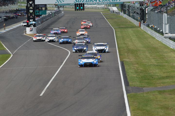GT500クラスのスタートシーン