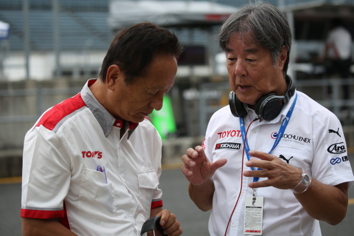フリー走行: 関谷正徳氏（トムス）と星野一義監督（インパル）
