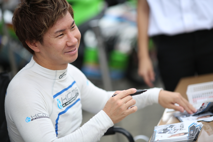 ピットウォーク: 小林可夢偉（KCMG）