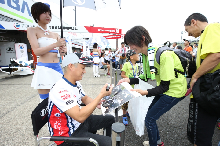 ピットウォーク: 関口雄飛（ITOCHU ENEX TEAM IMPUL）