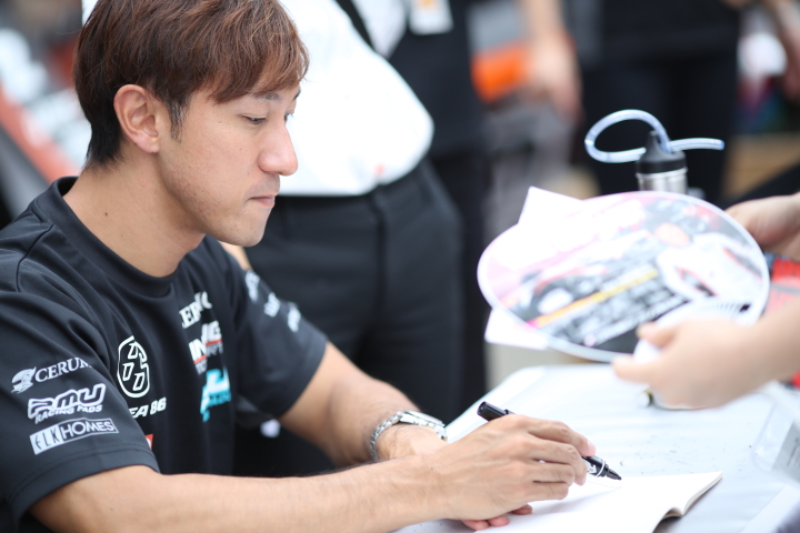 ピットウォーク: 石浦宏明（P.MU/CERUMO · INGING）