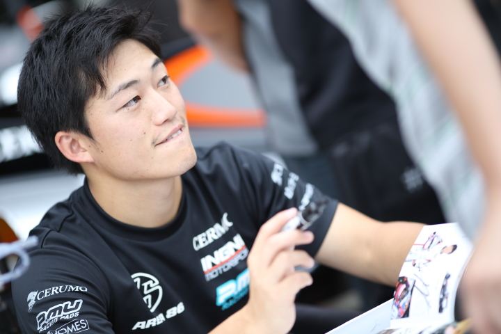 ピットウォーク: 国本雄資（P.MU/CERUMO · INGING）