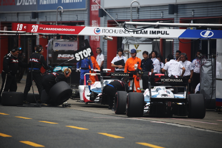 フリー走行: チームインパルの2台