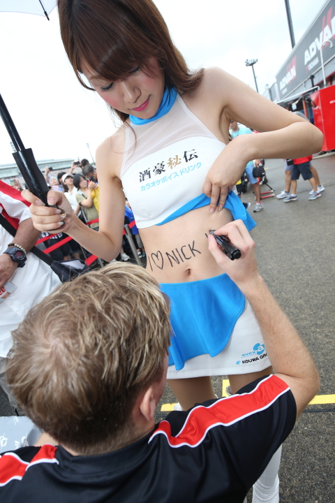 ピットウォーク: レースクイーンのおなかにサインをするニック・キャシディ（KONDO RACING）