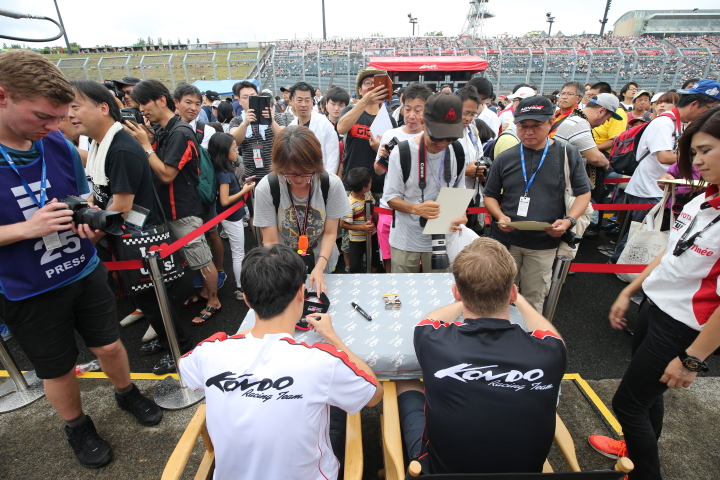 ピットウォーク: サインをするコンドーレーシングの山下健太とニック・キャシディ