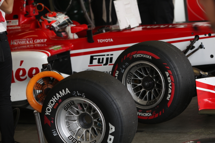 スタート進行: ミディアムタイヤ（手前）とソフトタイヤ（後方）