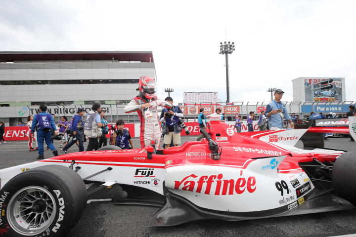 スタート進行: PPのグリッドに付いた山下健太（FUJI x raffinee KONDO SF14）