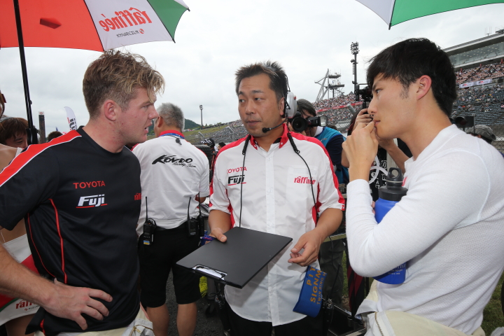 スタート進行: グリッド上で作戦会議？　ニック・キャシディと山下健太（KONDO RACING）