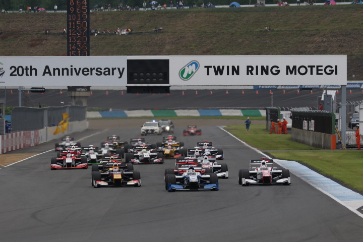 決勝レース: 52周のレースがスタートした