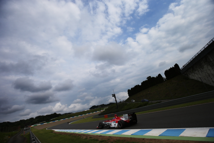 決勝レース: ニック・キャシディ（FUJI x raffinee KONDO SF14）