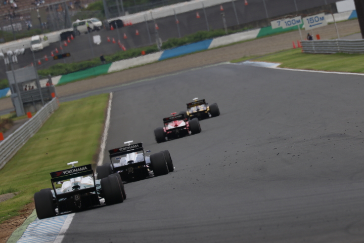 決勝レース: 2コーナーから3コーナーへ