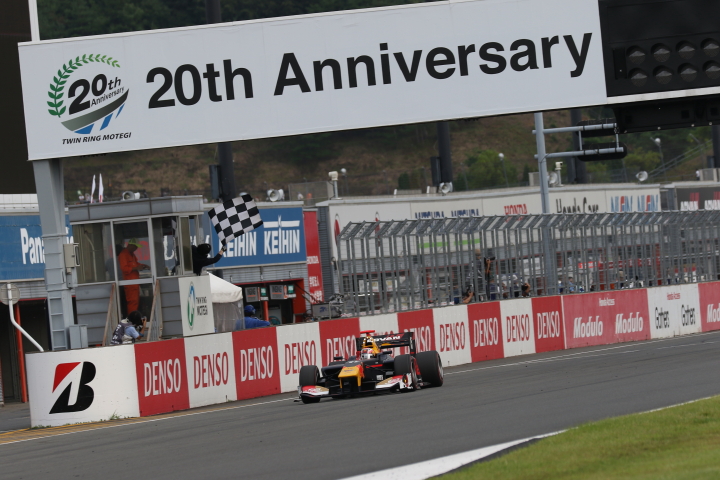 決勝レース: チェッカーを受けるウィナーのピエール・ガスリー（TEAM MUGEN SF14）