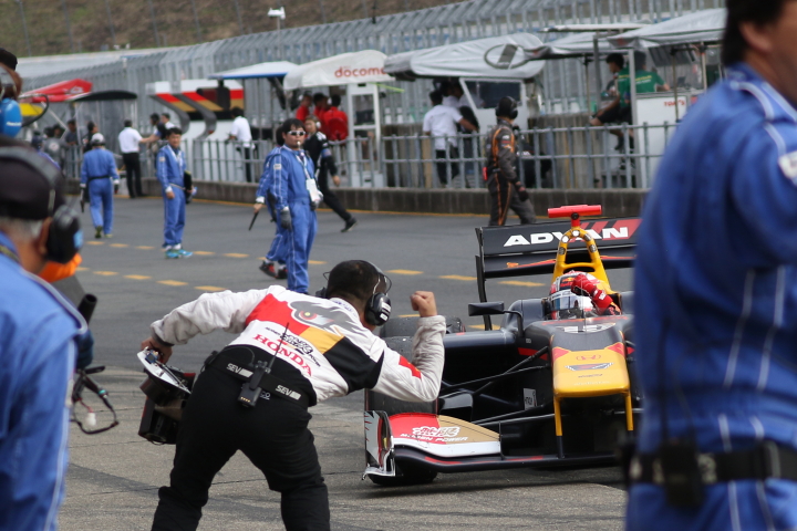 決勝レース: パルクフェルメに戻ってきたウィナーのピエール・ガスリー（TEAM MUGEN SF14）