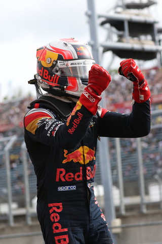 決勝レース: 喜びを全身で表す優勝したピエール・ガスリー（TEAM MUGEN）
