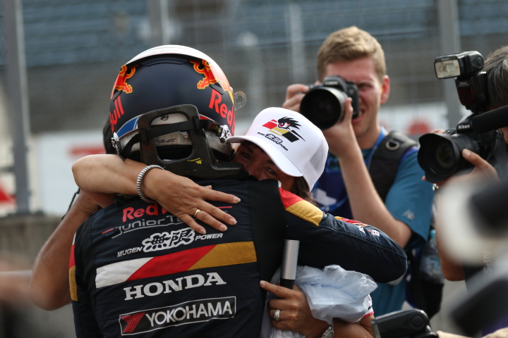 決勝レース: ピエール・ガスリー（TEAM MUGEN）がスタッフと抱き合う