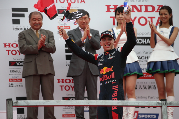 表彰式: 優勝したピエール・ガスリー（TEAM MUGEN）