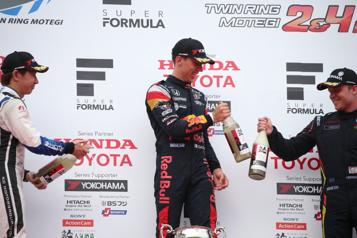 表彰式: 登壇したトップ3人でスパークリング日本酒ファイト