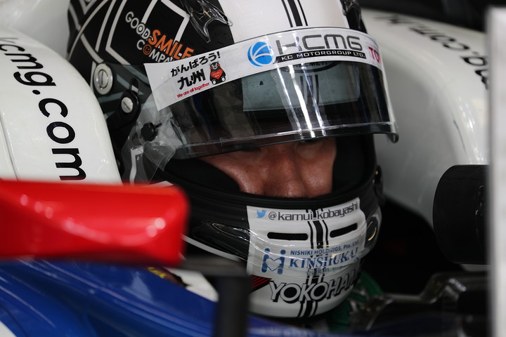 公式予選: ピットで待機する小林可夢偉（KCMG）