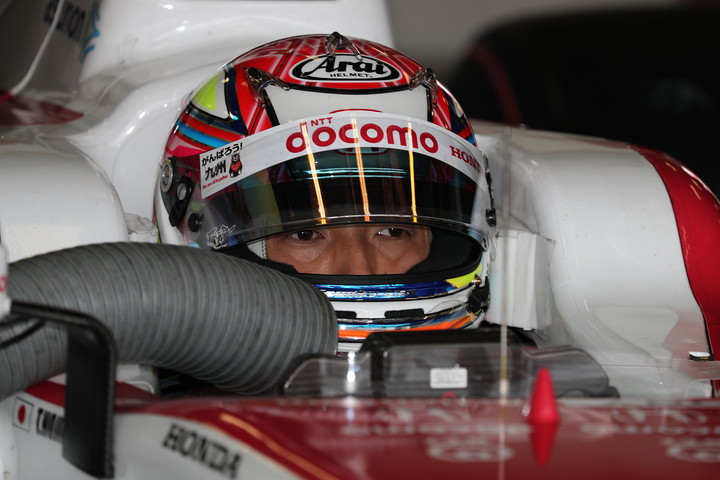 公式予選: ピットで待機する野尻智紀（DOCOMO TEAM DANDELION RACING）