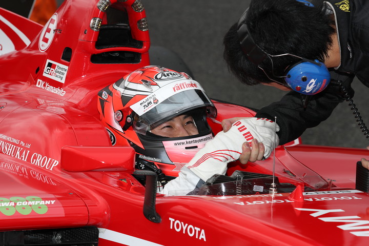 公式予選: 戻ってきた山下健太（KONDO RACING）と握手をするエンジニア