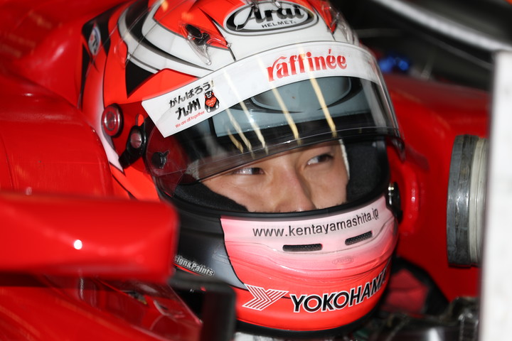 公式予選: ピットで待機する山下健太（KONDO RACING）